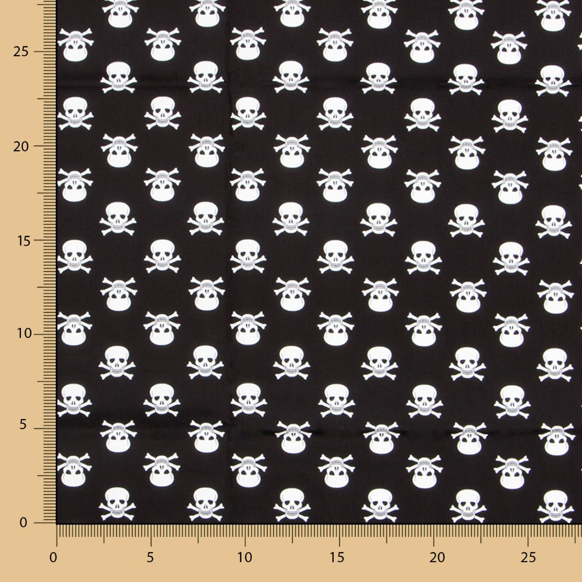 Baumwollreststück mit schwarzen Piratenschädeln – verschiedene Maße x Breite 150 cm - Ribes y Casals