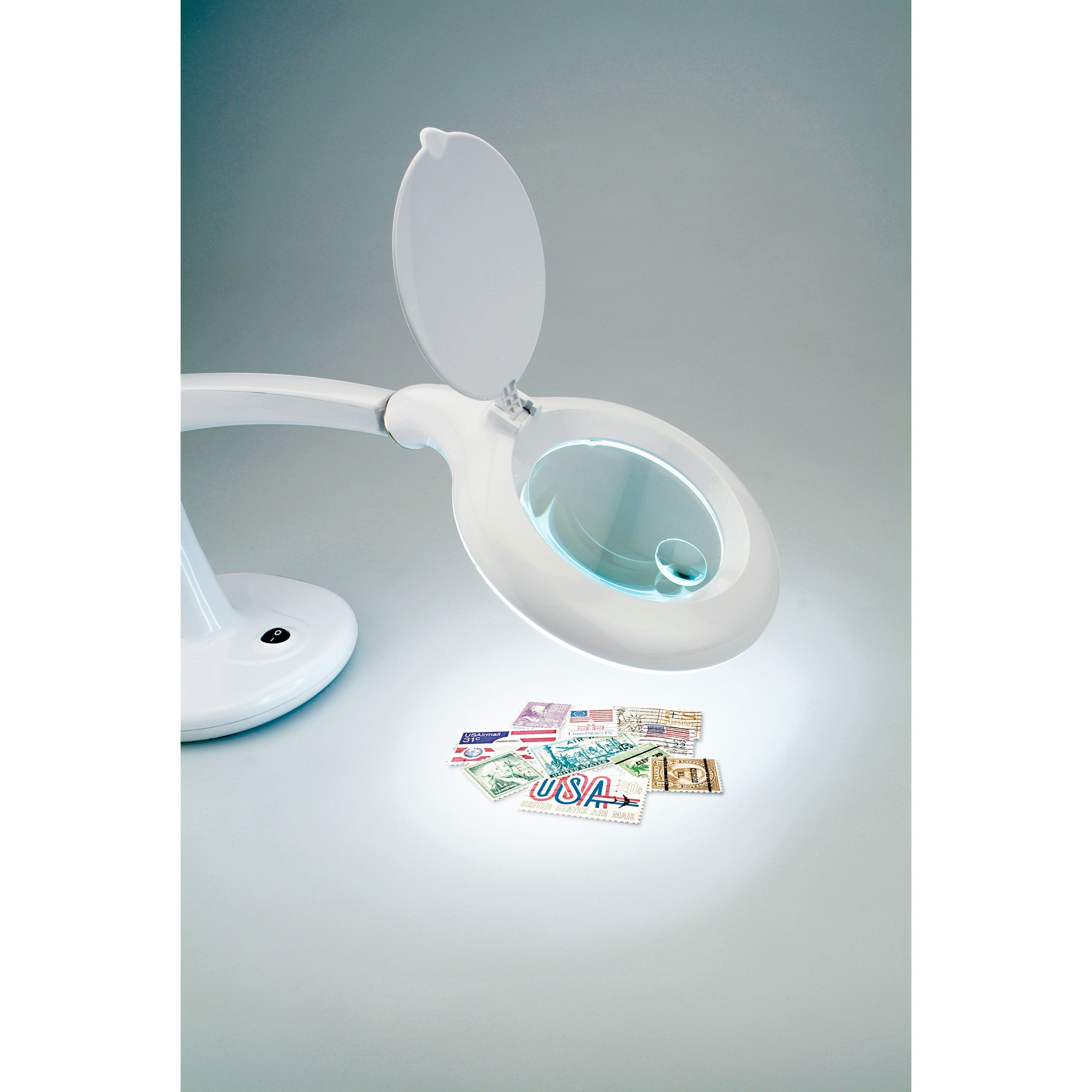 Vergrößerungsglas mit Lampe und Sockel - Ribes y Casals