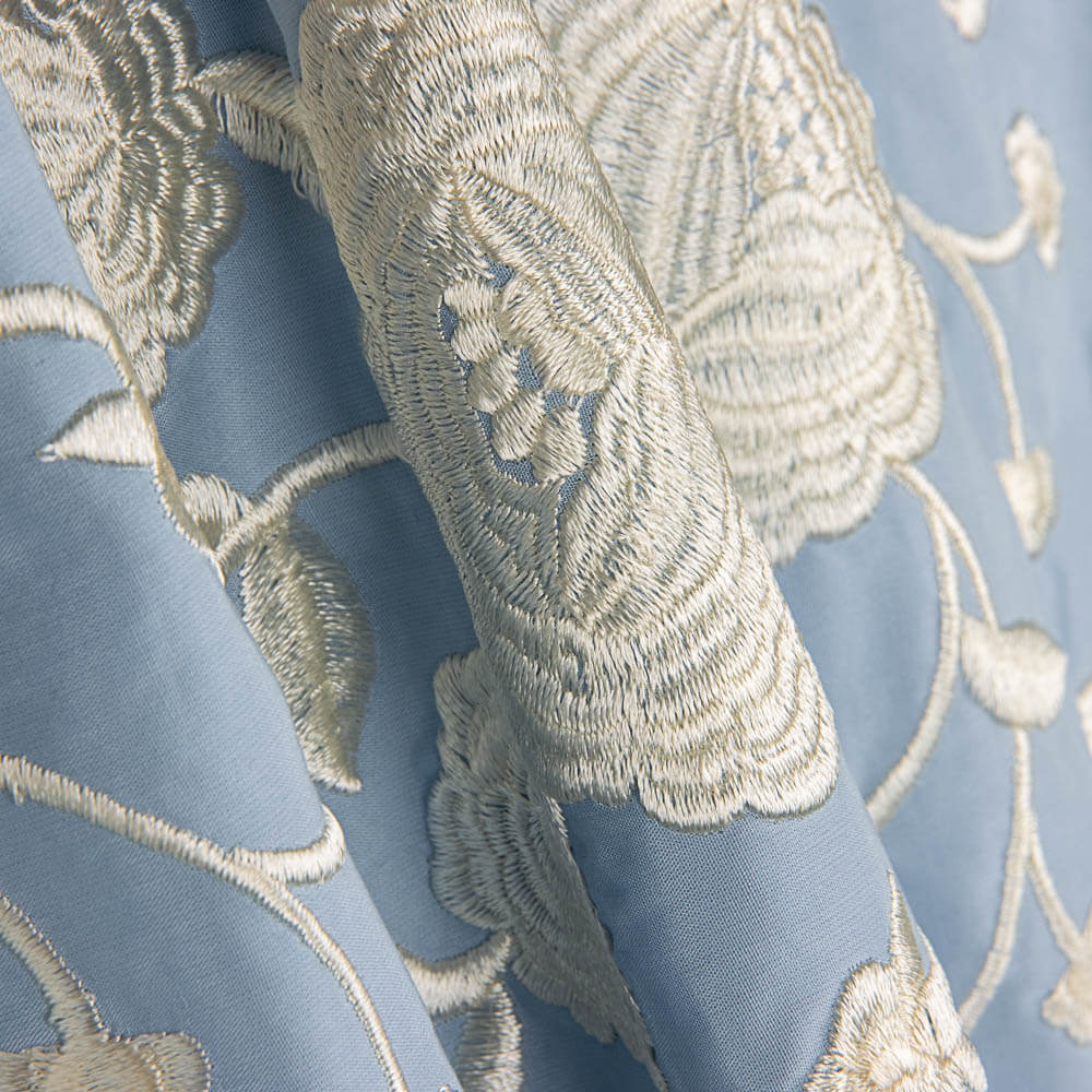 Bestickter Schal Ecru Tencel Hellblau - Ribes y Casals