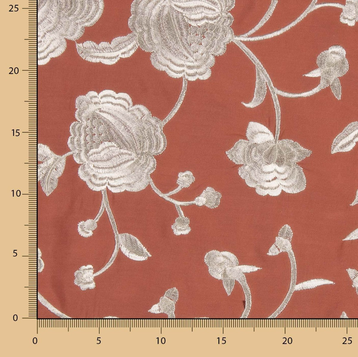 Ecru Tencel Coral Bestickter Schal - Ribes y Casals