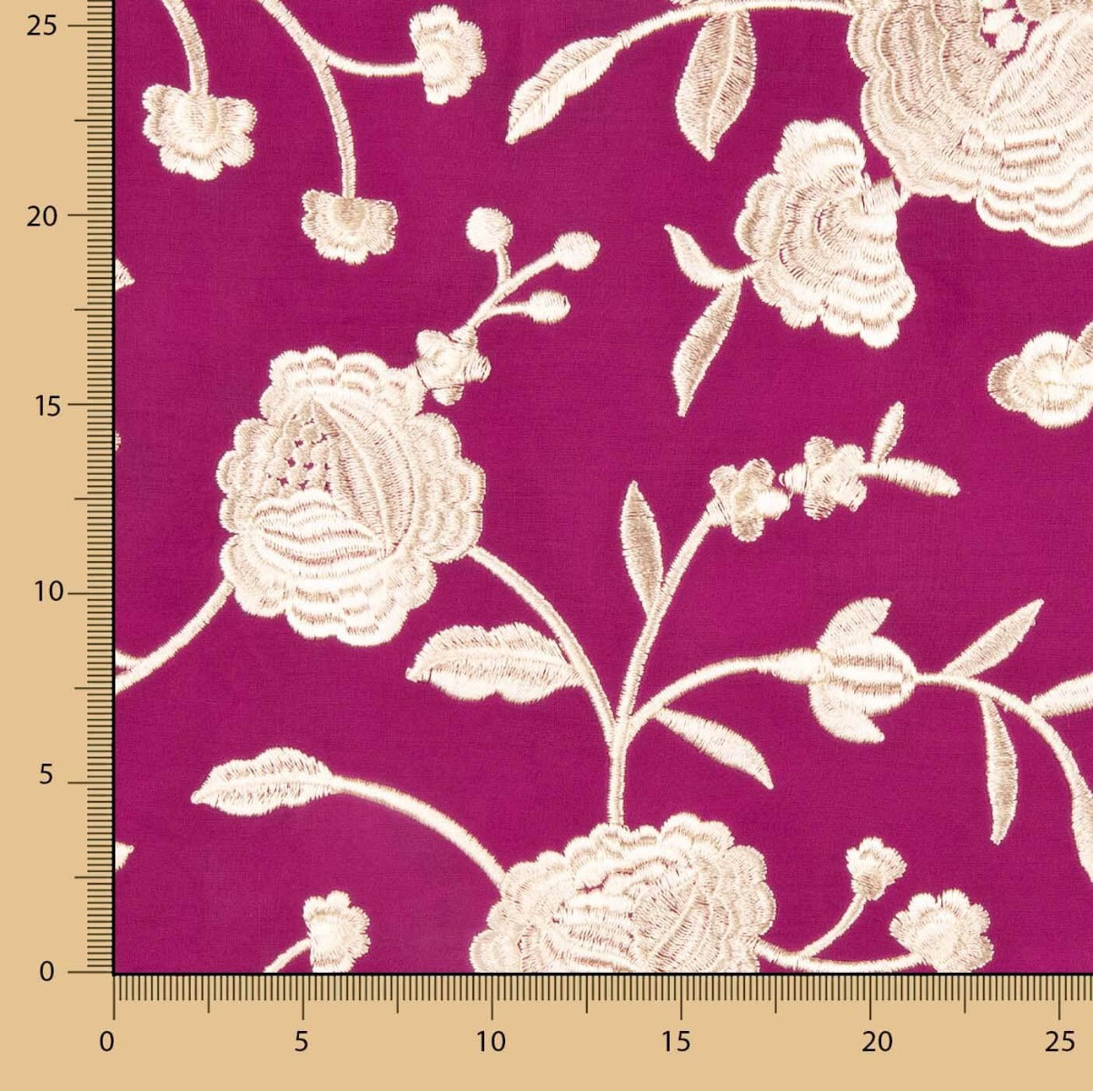 Bestickter Schal Ecru Tencel Strawberry - Ribes y Casals