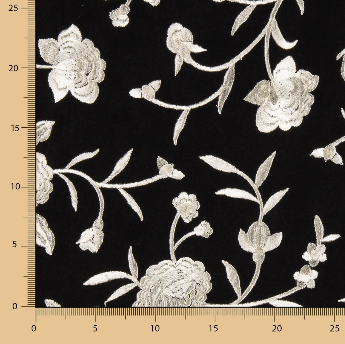 Bestickter Schal Ecru Tencel Schwarz - Ribes y Casals