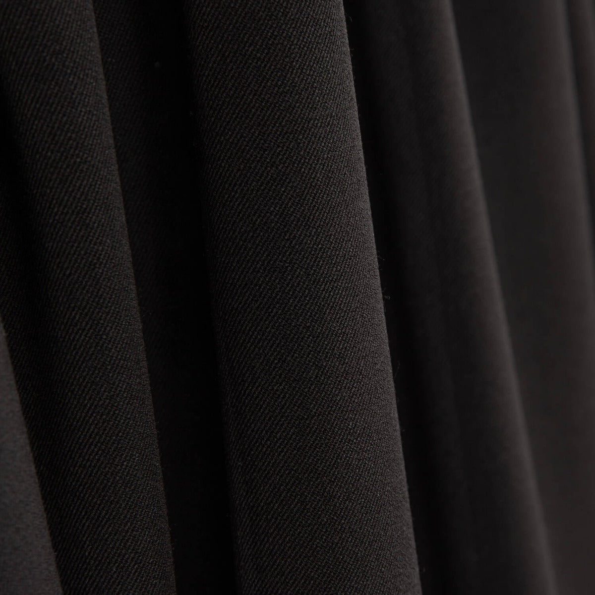 Fluid Spandex Trenchcoat Schwarz - Ribes y Casals