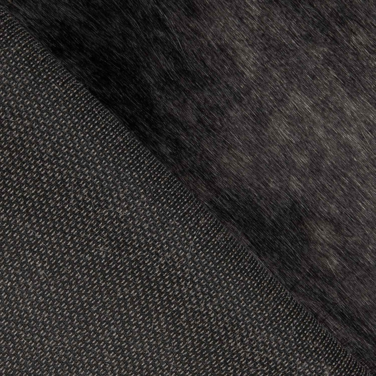 Grauer und schwarzer Kunstpelz - Ribes y Casals