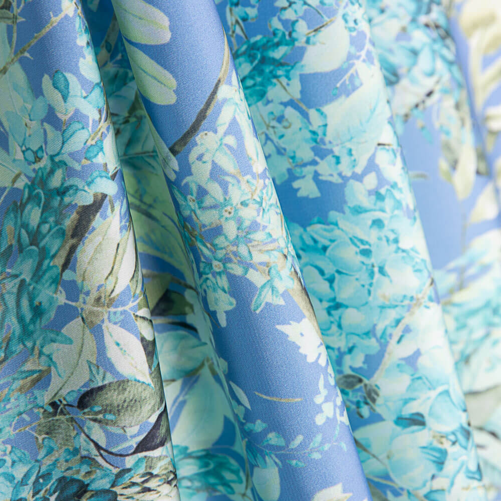 Hellblauer Satin mit Blumendruck - Ribes y Casals