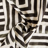 Geometrischer schwarzer Jacquard-Satin - Ribes y Casals