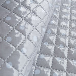 Gesteppter, plastifizierter Steppstoff mit grauen Polka Dots - Ribes y Casals