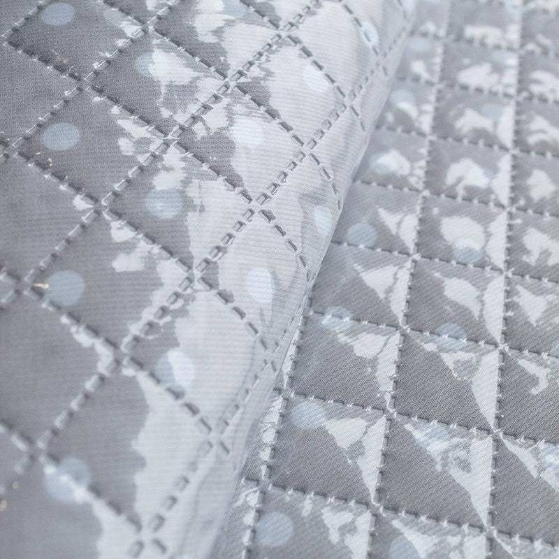 Gesteppter, plastifizierter Steppstoff mit grauen Polka Dots - Ribes y Casals