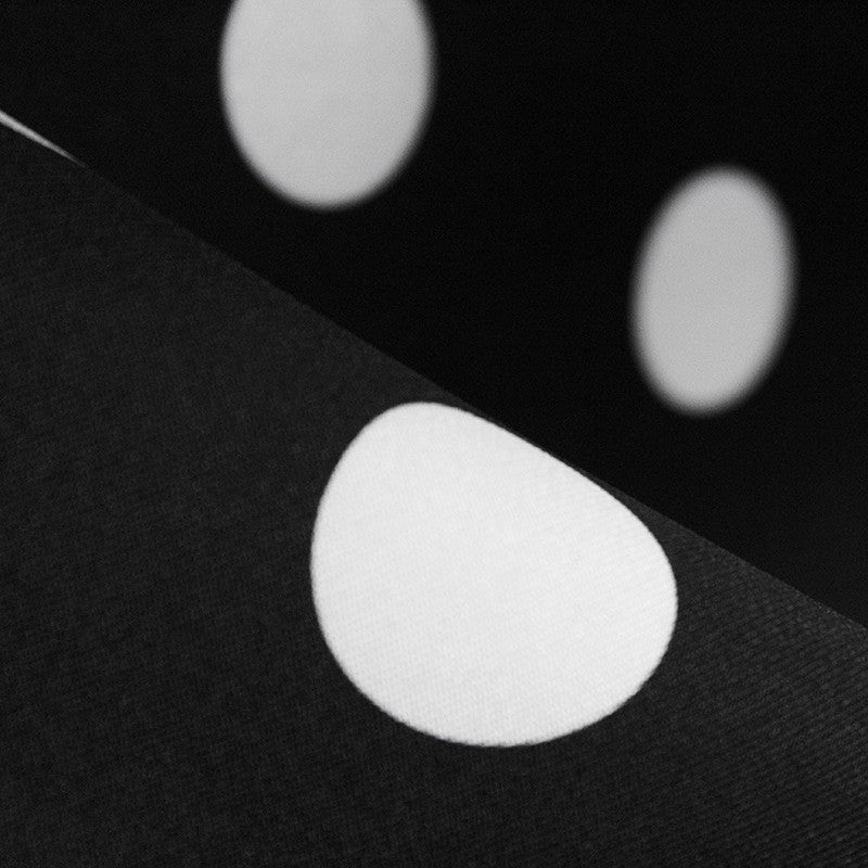 Mikado Lunar Stoff Schwarzer Hintergrund - Ribes y Casals