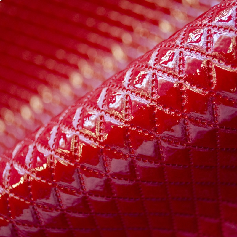 Roter Rhombus gesteppter Lackleder-Stoff - Ribes y Casals
