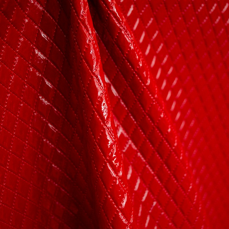 Roter Rhombus gesteppter Lackleder-Stoff - Ribes y Casals