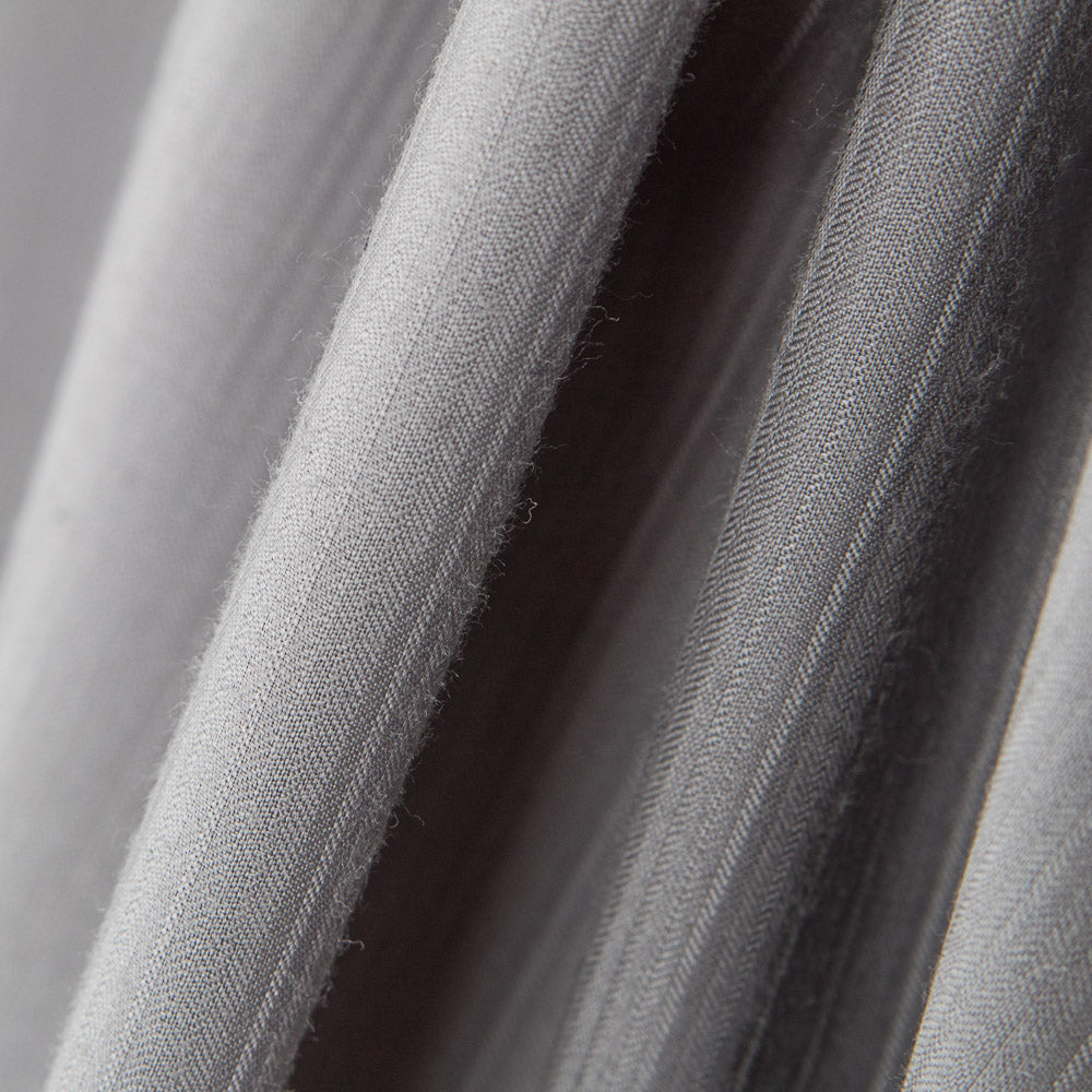 Stoffrest: Grauer Streifenstoff – verschiedene Maße x Breite 140 cm - Ribes y Casals